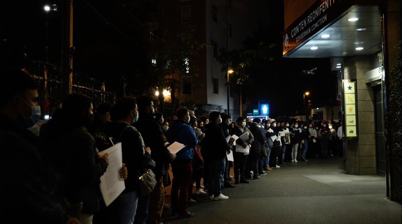 爆黑料 - 某城市学区房政策突变,数十万家长连夜排队办理入学手续 某城市学区房政策突变,数十万家长连夜排队办理入学手续